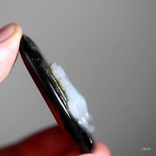 和田玉黑皮料,白脂若雪,润如凝脂.名师纯手工雕