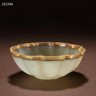 清代 和田玉包金花口碗. 规格:高4㎝口径10.7㎝重127g